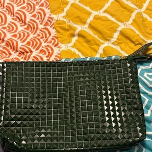 ipsy Dark Green Textured Pyramid Wristlet